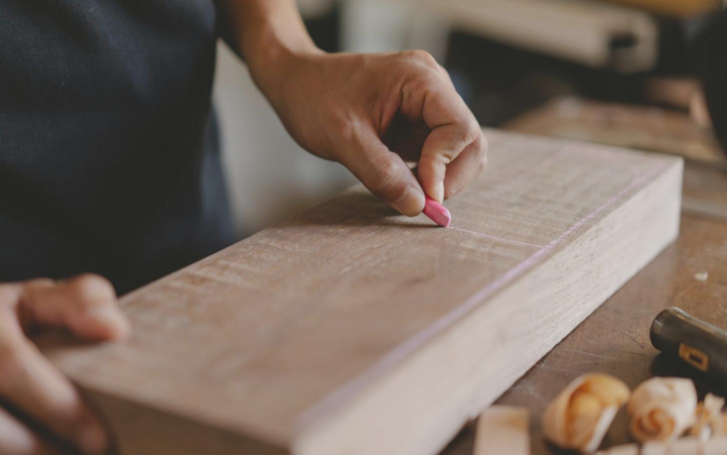 Gruppe von Aquarellmalern beim gemeinsamen Malen in hellem Atelier