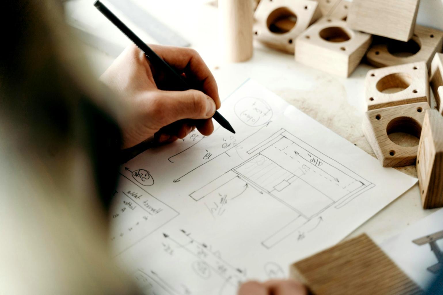 Professionelle Aquarellausstattung mit hochwertigen Pinseln, Farben und Papier